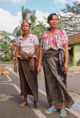 Bali, Endonezya 'daki yerel balili kadınlar şenlik için batik elbiseler giyiyorlar.