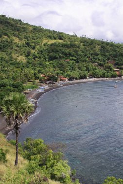 Bali yatay ambarında. Amed popüler bir turizm merkezi haline geldi ve Bali 'nin doğu kıyısında yer almaktadır. Yelkenli bu küçük köyün sakin sularından ayrılır..