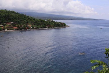 Bali yatay ambarında. Amed popüler bir turizm merkezi haline geldi ve Bali 'nin doğu kıyısında yer almaktadır. Burada bir yelkenli, bu küçük köyün sakin sularından ayrılıyor..