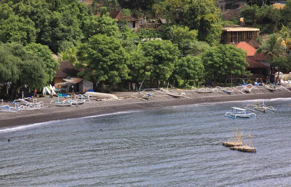 在印度尼西亚巴厘岛 阳光明媚的日子里 在海滩上和水上小船上航行 Amed已成为受欢迎的旅游胜地 位于巴厘岛东海岸 — 图库照片
