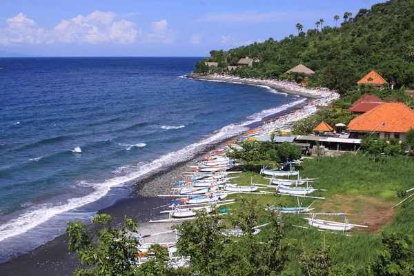 在印度尼西亚巴厘岛 阳光明媚的日子 Jemeluk海滩和Jukung小船 Amed已成为受欢迎的旅游胜地 位于巴厘岛东海岸 — 图库照片