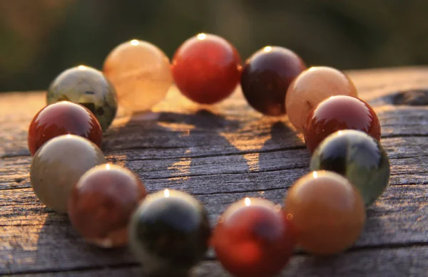 Armband Smycken Olika Typer Runda Ädelsten Pärlor Inklusive Genomskinliga Röda — Stockfoto