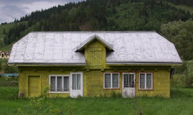 Moldavya ile Transilvanya arasındaki sınırda geleneksel bir ev. Bicaz Ceahlau bölgesinde, dağlardaki geleneksel köy evi