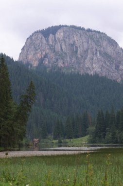 Bicaz Gorge Cheile Bicazului, Neamt County, Romanya ve Suhardul Mic Peak 'teki Red Lake Lacu Rosu. Lacu Rosu, Romanya 'nın Cheile Bicazului ve Ceahlau Dağları yakınlarındaki popüler bir seyahat beldesi.