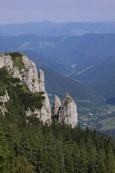 Ceahlau Massifはルーマニアで最も美しい山の1つです ハイカーや観光客のために作られた重要なトレイルがあるので あなたはそれが非常に良いハイキング先を見つけるでしょう — ストック写真