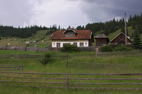 モルダヴィアとルーマニアのトランシルヴァニアの国境にある伝統的な家 山の伝統的な村の家 Bicaz Ceahlau地域 — ストック写真