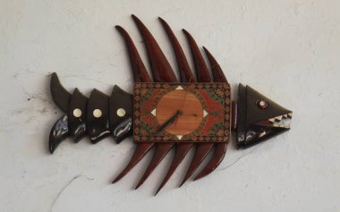 Mataram, Lombok, Endonezya 'daki bir okulun duvarında tuhaf bir tahta balık saati var.