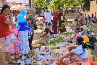Mataram, Lombok, Endonezya sokaklarında meyve, sebze ve diğer market ürünleri satan Asya 'daki insanlar. Geleneksel piyasa oldukça geniştir ve Lombok 'un dört bir yanından birçok yerli halkı cezbeder.