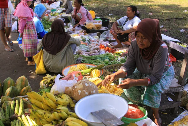 Persone Nel Mercato Asiatico Bagnato Che Vendono Frutta Verdura Altri — Foto Stock