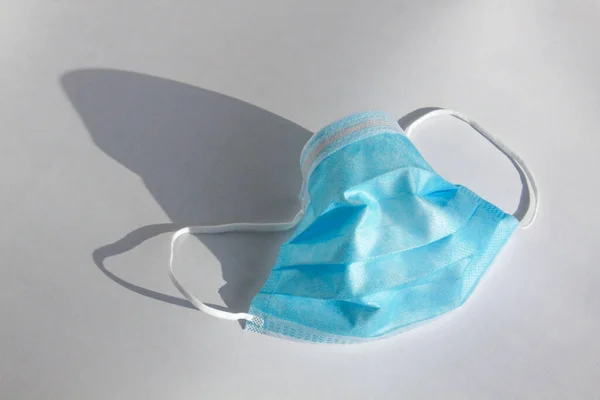 Máscara Médica Azul Aislada Única Para Protección Del Virus Sobre Imagen de archivo