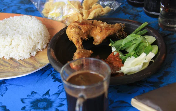 Repas Indonésien Traditionnel Bon Marché Bebek Goreng Bebek Goreng Canard Photo De Stock