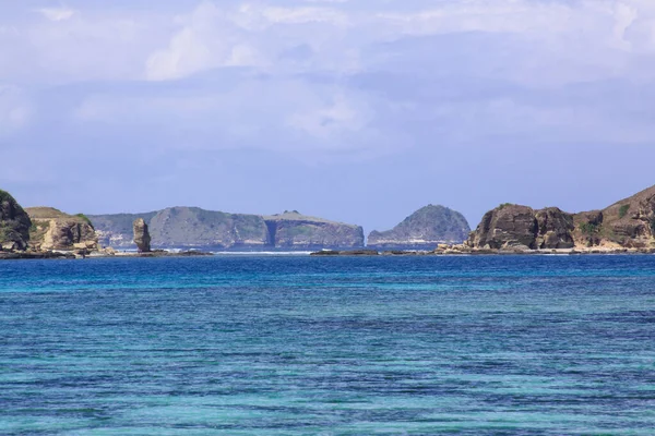 印度尼西亚伦博克库塔海滩的海洋和岩石 Kuta Lombok是印度尼西亚岛上一个奇异的天堂 拥有美丽的白色沙滩和清澈的碧绿海水 — 图库照片