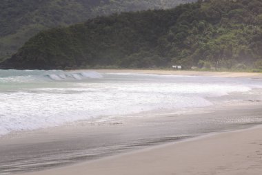 Mawun sahilinde sörf dalgaları. Kuta Lombok Endonezya adasında egzotik bir cennettir. Güzel beyaz kumlu plajları ve kristal berrak turkuaz suları vardır..