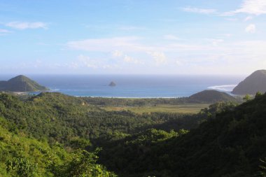 Lombok, Endonezya 'daki Mawun plajının panoramik manzarası. Kuta Lombok Endonezya adasında egzotik bir cennettir. Güzel beyaz kumlu plajları ve kristal berrak turkuaz suları vardır..