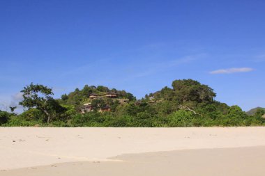 Mawun konaklama tesisleri ve tatil köyleri, Lombok. Kuta Lombok Endonezya adasında egzotik bir cennettir. Güzel beyaz kumlu plajları ve kristal berrak turkuaz suları vardır..