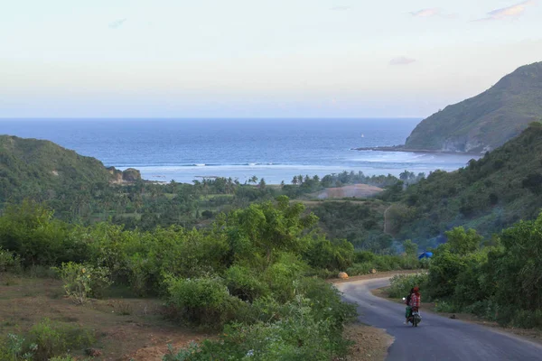 在通往印度尼西亚伦博克Mawun海滩的路上骑摩托车 Kuta Lombok是印度尼西亚岛上一个奇异的天堂 拥有美丽的白色沙滩和清澈的碧绿海水 — 图库照片