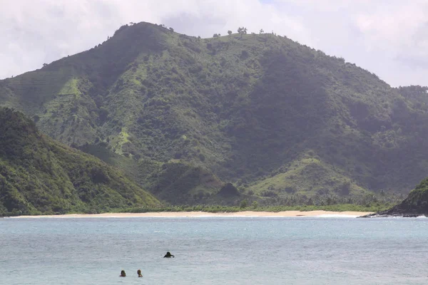 인도네시아 해변의 사람들 입니다 은인도 이국적 낙원으로서 아름다운 모래사장 청록색 — 스톡 사진
