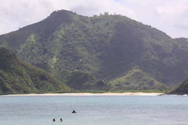 Personnes Dans Eau Plage Mawun Lombok Indonésie Kuta Lombok Est — Photo