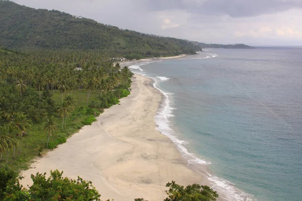 Pantai Setangi在印度尼西亚Lombok市Senggigi附近的海滩上无人 离岛热带目的地海滩 — 图库照片