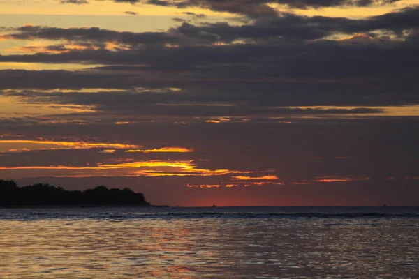 Солнце Облаками Островным Силуэтом Тропическом Пляже Острове Gili Air Ломбок — стоковое фото