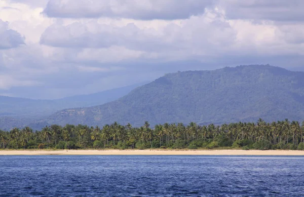 印度尼西亚伦博克Gili Air岛热带风景中的奇异沙滩 背景为棕榈树和高山 — 图库照片