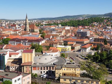 Cluj-Napoca, Romanya - 23 Mayıs 2020: Coronavirus tecridi sonrasında şehir merkezi binalarıyla dolu şehir manzarası, Belvedere tepesinden yazın güzel mavi gökyüzü ile görülüyor