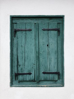 Romanya 'nın Rimetea kentinde kapalı ahşap pencere panjurları. Romanya 'nın Rimetea, Torocko, Alba ilçesindeki ev penceresinin mimari ayrıntıları