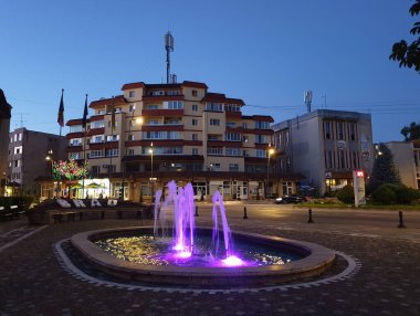 Brad şehir merkezindeki çeşmeden. Romanya 'nın başkenti Brad, Hunedoara, Romanya' daki Alacakaranlık Çeşmesi 'nde yaz mevsimi