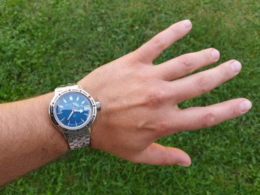 Cluj / Romanya - 19 Eylül 2020 - Illustrative editorial: Vintage Vostok Russian autmatic under water watch on the hand. Eski soğuk savaş döneminin sovietik saatlerinden. Retro komünist Vostok Amphibia dalgıç züppesi