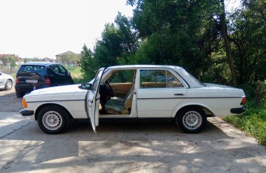 Mercedes Benz W123 Kobra, sürüş için sürücü kapısını açtı.
