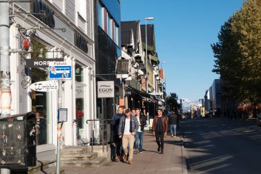 Tromso, Norveç - 10 Kasım 2018. Tromso 'nun ana ticari caddesi Storgata Caddesi' nin genel manzarası..