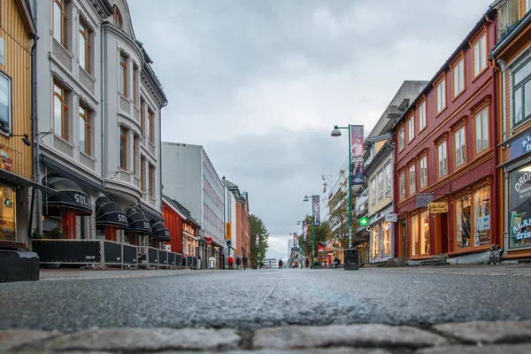 Tromso, Norveç - 10 Kasım 2018. Tromso 'nun ana ticari caddesi Storgata Caddesi' nin gösterişli manzarası..