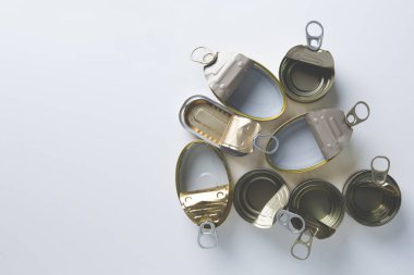 Beyaz arkaplanda boş ve açık teneke kutular, üst görünüm