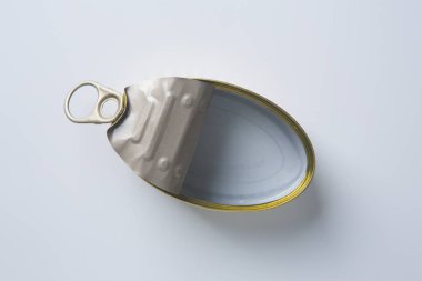 Beyaz arkaplanda boş ve açık teneke kutu, üst görünüm