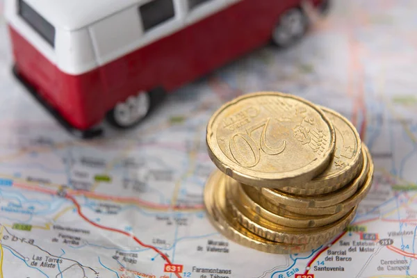Minyatür karavan, yanında avro paraları olan bir yol haritasına yerleştirilmiş.