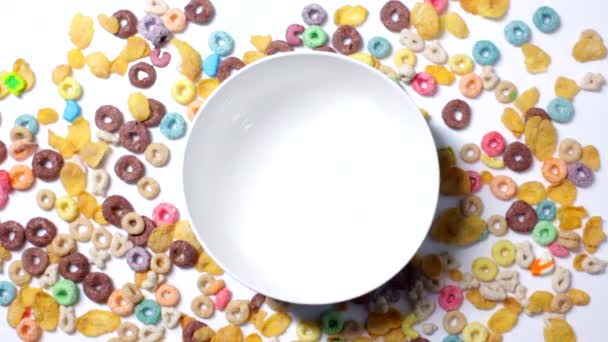 Cereales Varios Colores Formas Cayendo Una Taza Desayuno Visto Desde — Vídeo de stock