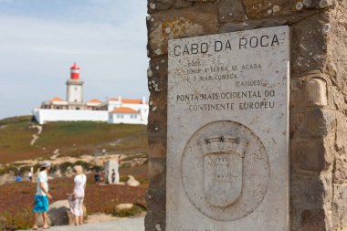 Cabo da Roca, Portekiz. 11 Eylül 2020, Avrupa kıtasının en batısındaki meşhur ilgi odağı. Avrupa 'nın en ünlü deniz fenerlerinden biri..