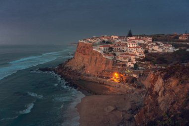 Portekiz 'den Azenhas do Mar. - 11 Eylül 2020: Azenhas do Mar, Sintra belediyesinin bir deniz kentidir. Güzelliği ve deniz kenarındaki doğal havuzu ile bilinen bir uçurumun kenarında yer alır.