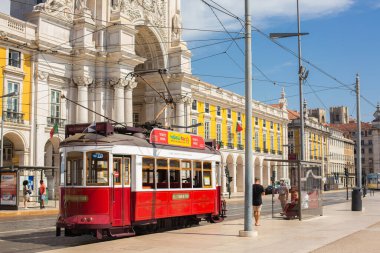 Lizbon, Portekiz - 11 Eylül 2020: Portekiz 'in en bilinen bölgelerinden biri olan Plaza de Comercio' da tramvay turu.