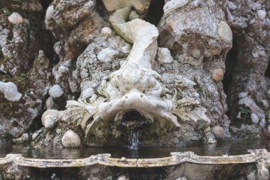 Sintra, Portekiz - 11 Eylül 2020: Quinta da Regaleira Sintra 'nın en şaşırtıcı ve esrarengiz kültürel anıtlarından biridir.