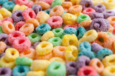 Meyveli mısır gevreği. Birçok renk makro görünümü.