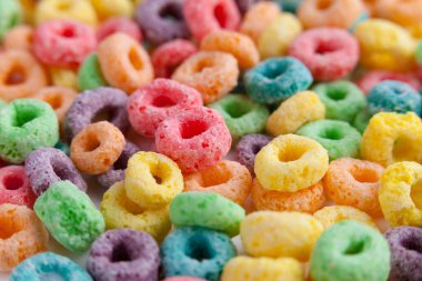 Meyveli mısır gevreği. Birçok renk makro görünümü.