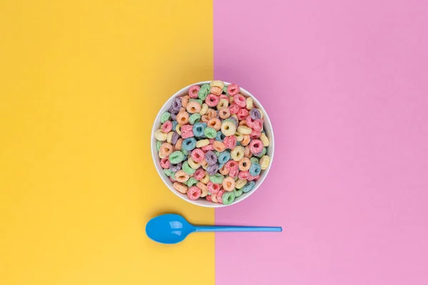 Cuenco Coloridos Cereales Vista Superior Cuchara Azul Fondo Dos Colores — Foto de Stock