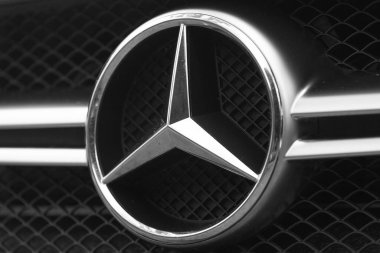Torrelavega, İspanya - 17 Eylül 2020: Cantabrian şehri Torrelavega 'da gerçekleştirilen yıllık süper spor araçlar toplantısında bir Mercedes süperotomobilinin logosu sergilendi