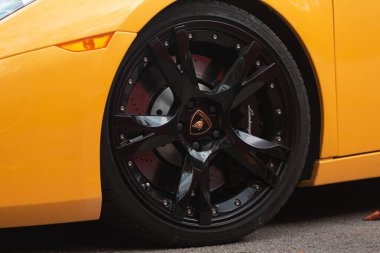 Torrelavega, İspanya - 17 Eylül 2020: Lamborghini Gallardo, İspanya 'nın Torrelavega kentinde her yıl gerçekleşen süper spor araçlarının konsantrasyonunda sergilendi..