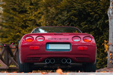 Torrelavega, İspanya - 17 Eylül 2020: Corvette, İspanya 'nın Torrelavega kentinde her yıl gerçekleşen süper spor araçlarının konsantrasyonunda sergilendi..