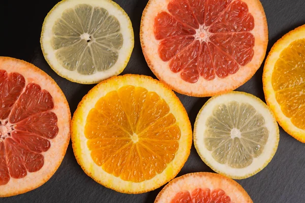 Schijfjes Grapefruit Sinaasappel Citroen Een Donkere Achtergrond — Stockfoto