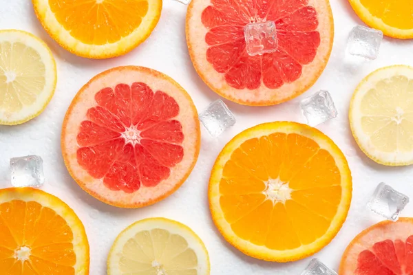 Schijfjes Grapefruit Sinaasappel Citroen Met Ijs Een Witte Achtergrond — Stockfoto