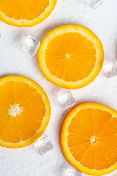 Schijfjes Sinaasappel Met Ijs Een Witte Achtergrond — Stockfoto