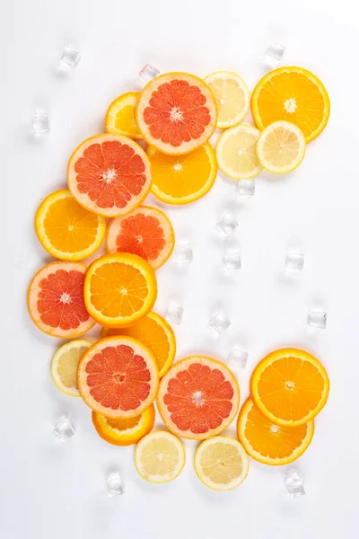Schijfjes Grapefruit Sinaasappel Citroen Die Een Letter Vormen Een Witte — Stockfoto